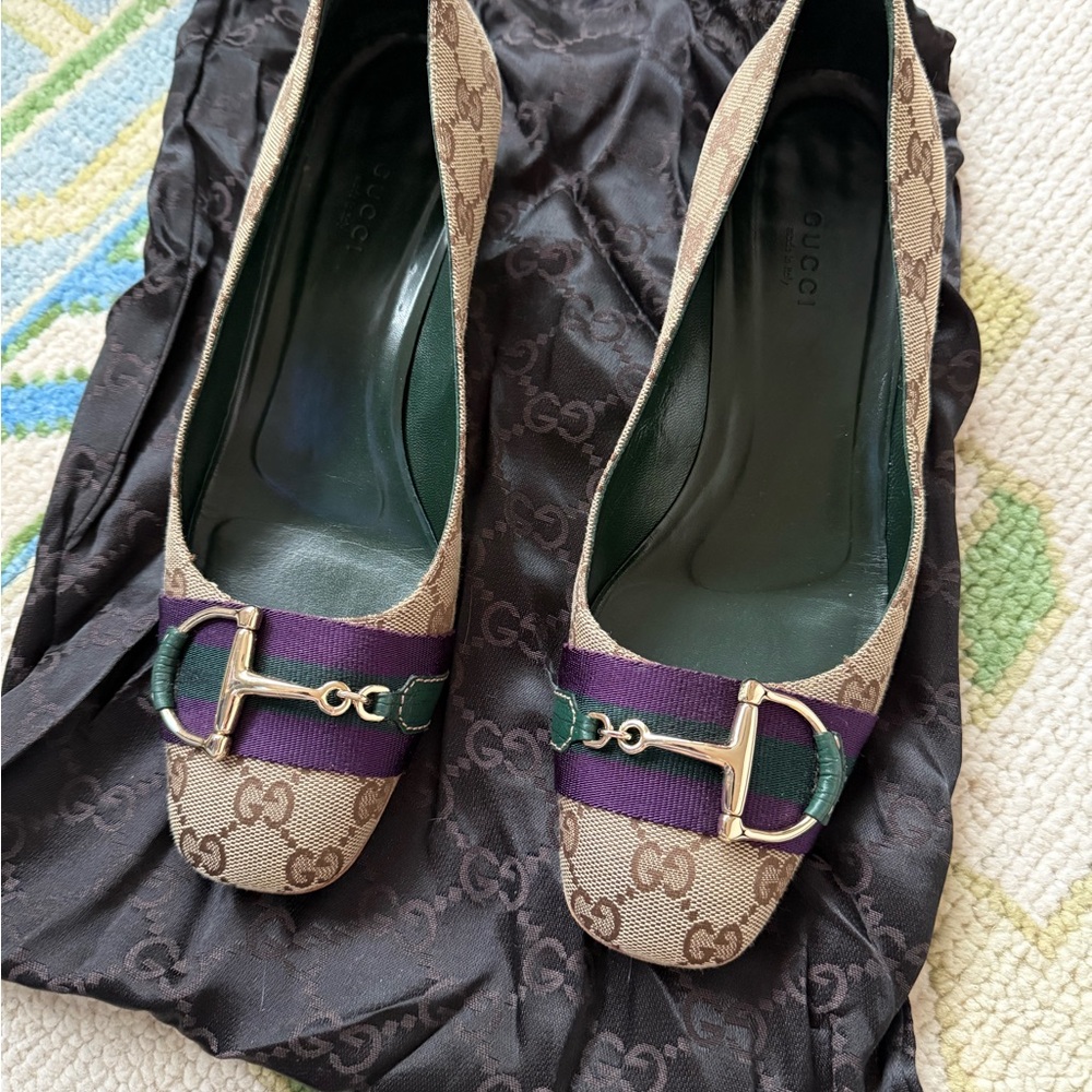 Gucci Women's Beige and Green Loafers